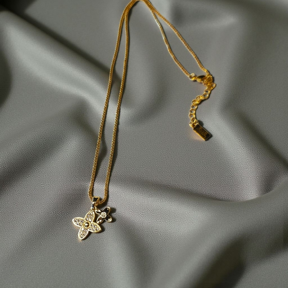 SALE!! Dainty Double Clover Necklace NWT - Picture 4 of 5